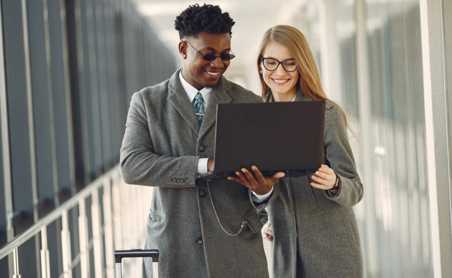 Sesión de trabajo con hojas de cálculo financieras y documentos de análisis sobre escritorio