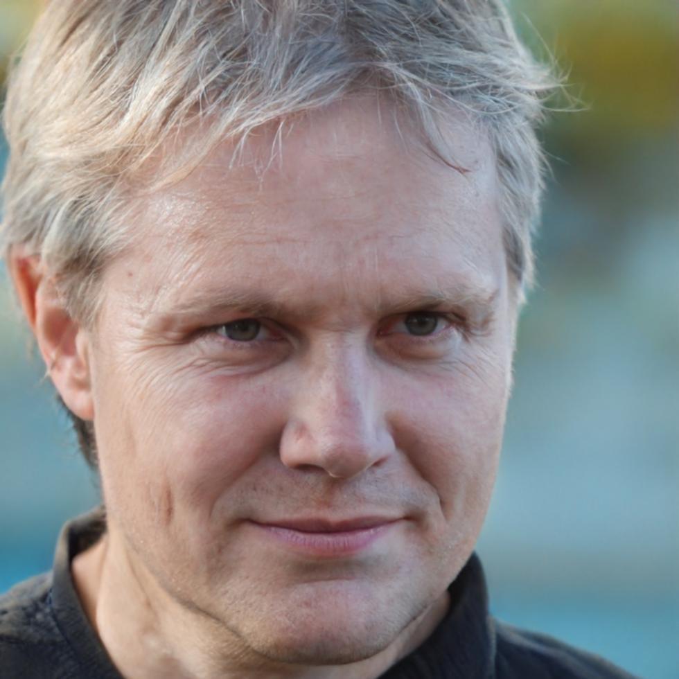 Retrato profesional de especialista en análisis financiero