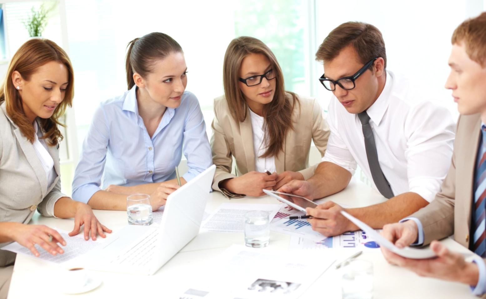 Equipo trabajando en análisis financiero colaborativo