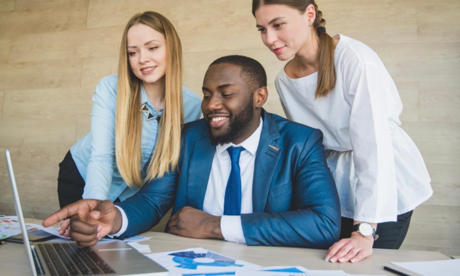 Reunión de equipo revisando proyecciones
